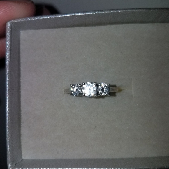 White gold and lab created diamonds - Picture 3 of 4